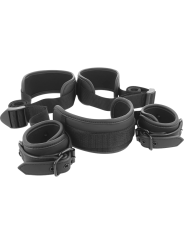 FETISH SUBMISSIVE POSICION PIERNAS ABIERTAS CON ESPOSAS CON FORRO DE NEOPRENO