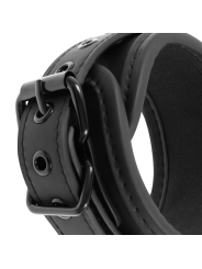 FETISH SUBMISSIVE POSICION PIERNAS ABIERTAS CON ESPOSAS CON FORRO DE NEOPRENO