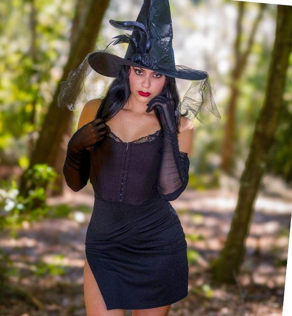 chica con disfraz sexy en halloween